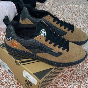 Zahba Vans Men's Black and Tan Sneakers